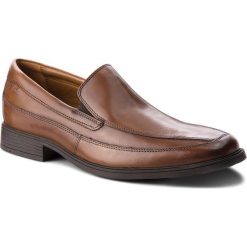 Półbuty CLARKS - Tilden Free 261300987 Dark Tan Leather. Brązowe buty wizytowe męskie Clarks, z materiału, bez zapięcia. W wyprzedaży za 199.00 zł.