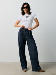 Spodnie wide leg w paski z wiskozą - granatowy. Niebieskie spodnie materiałowe damskie Sinsay, bez wzorów, z wiskozy. Za 59.99 zł.