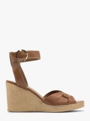 Brązowe sandały na wysokiej platformie. Brązowe sandały damskie Ryłko, bez wzorów, z gumy, bez obcasa, na platformie. Za 379.99 zł.