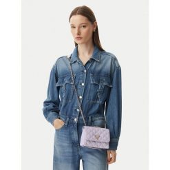 Torebka Guess. Fioletowe listonoszki damskie Guess, z aplikacjami, bez dodatków. Za 304.99 zł.