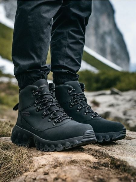 Trapery za kostkę - czarny. Czarne buty zimowe męskie Sinsay, za kostkę, bez zapięcia. Za 149.99 zł.
