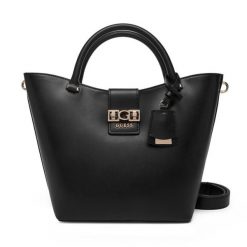 Torebka Guess. Czarne torebki klasyczne damskie Guess, z aplikacjami, bez dodatków. Za 469.99 zł.