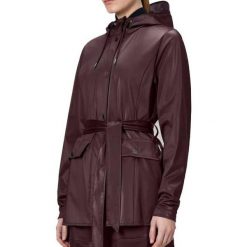 Kurtka RAINS CURVE JACKET W3 Bordeaux. Czerwone kurtki męskie Rains, bez wzorów, z syntetyku, bez kaptura. Za 484.59 zł.