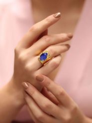 L'Atelier de Gaia Pozłacany pierścionek z agatem rozmiar: onesize. Niebieskie pierścionki damskie L'Atelier de Gaia, z agatem, pozłacane. Za 79.77 zł.