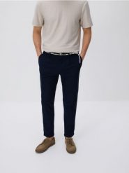 Spodnie slim fit z paskiem - granatowy. Niebieskie spodnie materiałowe męskie Reserved, bez wzorów, z bawełny. Za 139.99 zł.