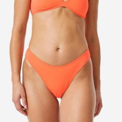 Dół kostiumu kąpielowego damski Decathlon High Leg Cheeky. Brązowe bikini damskie Roxy, bez wzorów. Za 69.99 zł.
