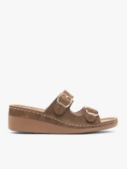 Brązowe klapki na koturnie z dwoma paskami. Brązowe klapki damskie Ryłko, bez wzorów, ze skóry, bez obcasa, na koturnie. Za 379.99 zł.