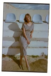 Sukienka z wiskozy w paski granatowa. Sukienki damskie MOODO, l, bez wzorów, z wiskozy, bez kołnierzyka, bez ramiączek. Za 149.99 zł.