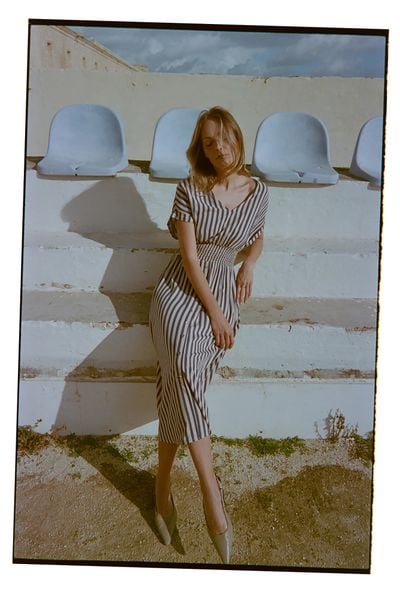 Sukienka z wiskozy w paski granatowa. Sukienki damskie MOODO, l, bez wzorów, z wiskozy, bez kołnierzyka, bez ramiączek. Za 149.99 zł.