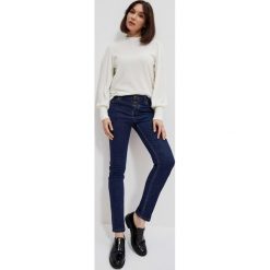 Jeansy push up zapinane na guziki granatowe. Niebieskie jeansy damskie MOODO. W wyprzedaży za 44.99 zł.