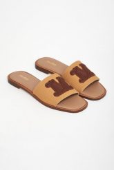 Klapki damskie skórzane Gene MAX MARA BEACHWEAR. Klapki damskie Max Mara Beachwear, bez wzorów, bez obcasa. W wyprzedaży za 726.75 zł.