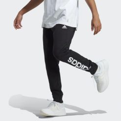 Spodnie dresowe męskie adidas Essentials French Terry Tapered Cuff. Czarne spodnie sportowe męskie Adidas, z bawełny. Za 238.35 zł.