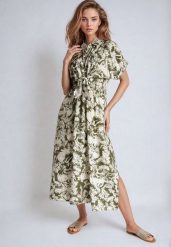 Zielono-Beżowa Taliowana Sukienka z Gumką w Pasie Zapinana na Guziki Nasica. Zielone sukienki damskie Born2be, na co dzień, l, bez wzorów, z jeansu, eleganckie, bez kołnierzyka, bez ramiączek, maxi, proste. W wyprzedaży za 95.99 zł.