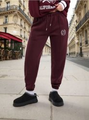 Spodnie jogger w stylu akademickim - czerwony. Czerwone spodnie materiałowe damskie Sinsay, bez wzorów. Za 39.99 zł.