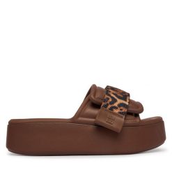 Klapki Melissa. Brązowe klapki damskie Melissa, bez wzorów, bez obcasa. Za 528.99 zł.