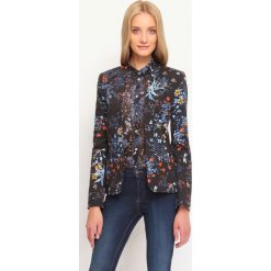 ŻAKIET DAMSKI KLASYCZNY. Niebieskie marynarki i żakiety damskie TOP SECRET, bez wzorów, z tkaniny, eleganckie. W wyprzedaży za 89.99 zł.