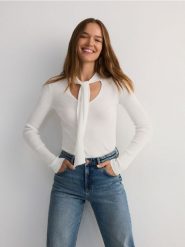 Sweter z wiskozą - złamana biel. Swetry klasyczne damskie Reserved, l, z dzianiny, bez kołnierzyka. W wyprzedaży za 39.99 zł.