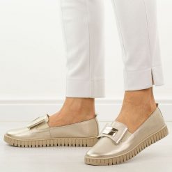 Złote skórzane Polskie półbuty damskie Deoni D057. Żółte półbuty damskie Deoni, z aplikacjami, ze skóry, casualowe, z okrągłym noskiem, bez obcasa, na płaskiej podeszwie. Za 429.00 zł.