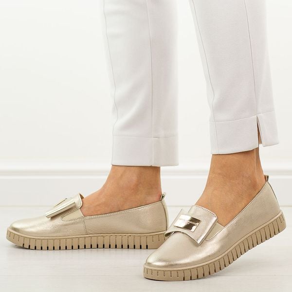 Złote skórzane Polskie półbuty damskie Deoni D057. Żółte półbuty damskie Deoni, z aplikacjami, ze skóry, casualowe, z okrągłym noskiem, bez obcasa, na płaskiej podeszwie. Za 429.00 zł.