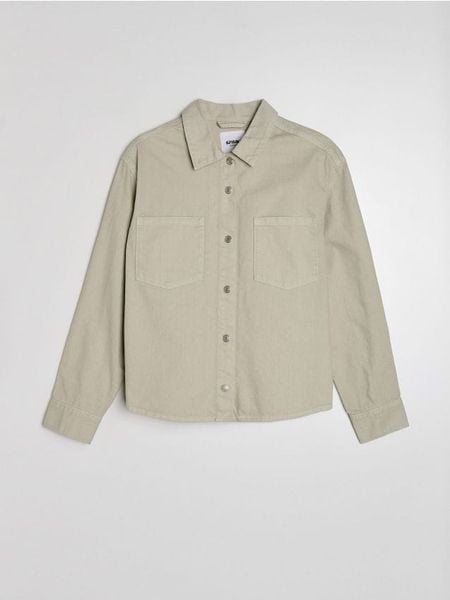 Jeansowa koszula z kieszeniami - zielony. Zielone koszule damskie Sinsay, l, bez wzorów, z jeansu, bez kołnierzyka, bez ramiączek. Za 69.99 zł.