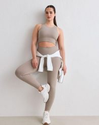 Damskie legginsy prążkowane, bezszwowe, wysoki stan, squat proof petite beżowe. Brązowe legginsy damskie Aim'n, m, bez wzorów, z dzianiny. Za 254.00 zł.