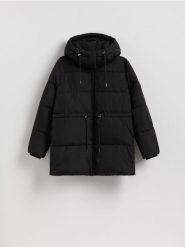 Pikowana kurtka z odpinanym kapturem - czarny. Czarne kurtki damskie Reserved, l, bez wzorów, z tkaniny. W wyprzedaży za 279.99 zł.