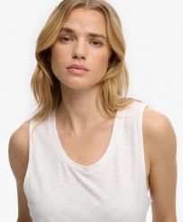 Superdry top z okrągłym dekoltem bawełna-lyocell w kroju relaxed – OPTIC. Białe topy sportowe damskie Superdry., na lato, bez wzorów, z bawełny, bez ramiączek. Za 107.80 zł.