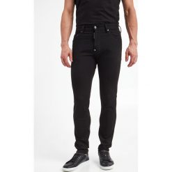 Jeansy męskie Cool Guy Jean DSQUARED2. Jeansy męskie Dsquared2. W wyprzedaży za 2,069.25 zł.