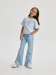 T-shirt z naszywką - jasnoniebieski. Niebieskie koszulki dziewczęce Reserved, z aplikacjami, z bawełny, bez ramiączek. W wyprzedaży za 29.99 zł.