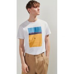 T-shirt z grafiką - Biały. Białe t-shirty damskie Reserved, l, bez wzorów, bez kołnierzyka. Za 59.99 zł.