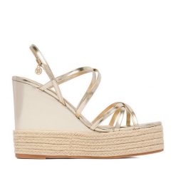 Sandały Nine West. Żółte sandały damskie Nine West, bez wzorów, bez obcasa, na koturnie. Za 229.99 zł.