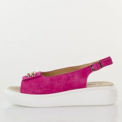 Fuksja skórzane sandały damskie S.Barski 601. Czerwone sandały damskie S.BARSKI, z aplikacjami, z jeansu, bez obcasa, na platformie. Za 219.00 zł.