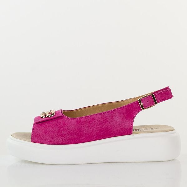 Fuksja skórzane sandały damskie S.Barski 601. Czerwone sandały damskie S.BARSKI, z aplikacjami, z jeansu, bez obcasa, na platformie. Za 219.00 zł.