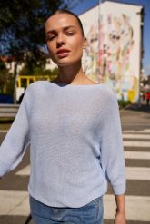 Cienki sweter błękitny. Niebieskie swetry klasyczne damskie MOODO, l, z poliamidu, bez kołnierzyka. Za 109.99 zł.