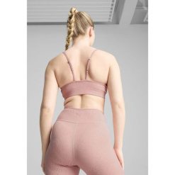 Damski stanik MOVE CLOUDSPUN AOP PUMA Rose Quartz Pink. Czerwone biustonosze sportowe damskie Puma, bez wzorów. W wyprzedaży za 109.00 zł.