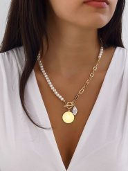 Nakkash Pozłacany naszyjnik z perłami syntetycznymi - dł. 42 cm rozmiar: onesize. Żółte naszyjniki damskie Nakkash, metalowe. Za 39.99 zł.