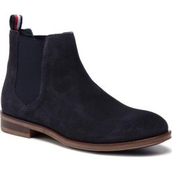 Sztyblety TOMMY HILFIGER - Dress Casual Suede Chelsea FM0FM02212 Midnight 403. Niebieskie sztyblety męskie Tommy Hilfiger, z materiału, bez zapięcia. W wyprzedaży za 339.00 zł.