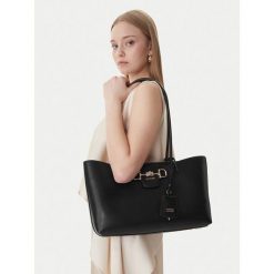Torebka Guess. Czarne torebki klasyczne damskie Guess, z aplikacjami, bez dodatków. Za 799.99 zł.