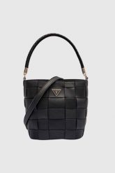GUESS Czarna torebka damska Maylee Bucket. Czarne torebki klasyczne damskie Guess, z aplikacjami, ze skóry ekologicznej, bez dodatków. W wyprzedaży za 351.99 zł.