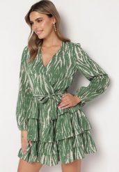 Zielona Rozkloszowana Sukienka Mini Kopertowa z Paskiem i Falbankami w Abstrakcyjny Wzór Aintersa. Zielone sukienki damskie Born2be, l, bez wzorów, bez kołnierzyka, bez ramiączek, mini, kopertowe. Za 159.99 zł.