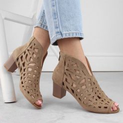 Zamszowe botki damskie ażurowe open toe beżowe M.Daszyński MR1954-15. Brązowe botki damskie M.Daszyński, z nubiku, z otwartym noskiem, bez obcasa, bez zapięcia. Za 159.99 zł.