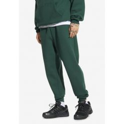Spodnie dresowe męskie Prosto Darn. Zielone spodnie dresowe męskie Prosto., bez wzorów, z dresówki. W wyprzedaży za 199.99 zł.