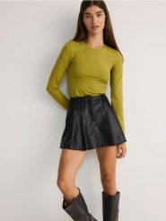 Spódnico-szorty z imitacji skóry - czarny. Czarne szorty damskie Reserved, bez wzorów, ze skóry. W wyprzedaży za 89.99 zł.