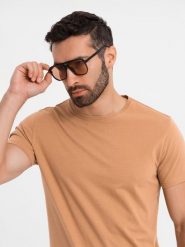 T-shirt męski klasyczny bawełniany BASIC - brązowy V21 OM-TSBS-0236 - XXL. Brązowe t-shirty męskie Ombre Clothing, l, bez wzorów, z bawełny, bez kołnierzyka. W wyprzedaży za 39.99 zł.