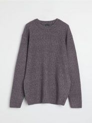 Prążkowany sweter - fioletowy. Fioletowe swetry męskie Sinsay, l, bez wzorów, prążkowane, bez kołnierzyka. Za 69.99 zł.