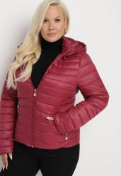 Bordowa Pikowana Kurtka z Odpinanym Kapturem Nevettoria. Czerwone kurtki damskie Born2be, xl, bez wzorów, z materiału. Za 59.99 zł.