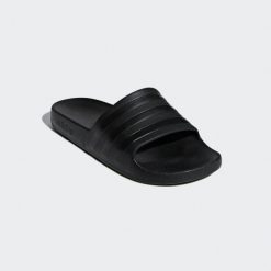 Klapki basenowe ADIDAS Adilette Aqua. Białe klapki damskie Adidas, bez wzorów, z materiału, bez obcasa. Za 79.99 zł.