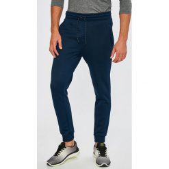 Under Armour - Spodnie Storm Armour. Niebieskie spodnie sportowe męskie Under Armour, z dzianiny. W wyprzedaży za 169.90 zł.