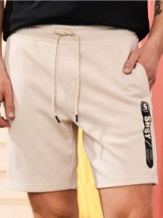 Szorty wiązane w talii z ozdobnym napisem - beżowy. Brązowe szorty męskie Sinsay, bez kołnierzyka. Za 29.99 zł.
