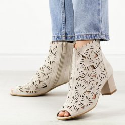 Beżowe sandały damskie na obcasie z zakrytą piętą M.Daszyński 1954-10. Brązowe sandały damskie M.Daszyński, w ażurowe wzory, z zamszu, bez obcasa, na obcasie. Za 179.00 zł.